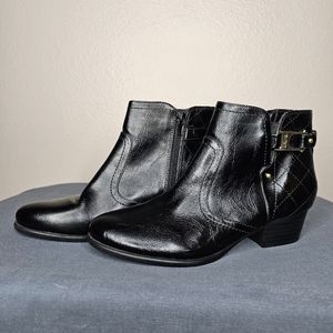 UNWORN Unisa booties - sz 8